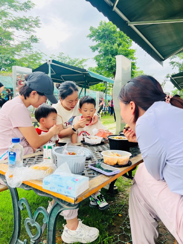 午餐时光，自热米饭，再配一包山姆的卤肉酱，外出神器，比外卖省心