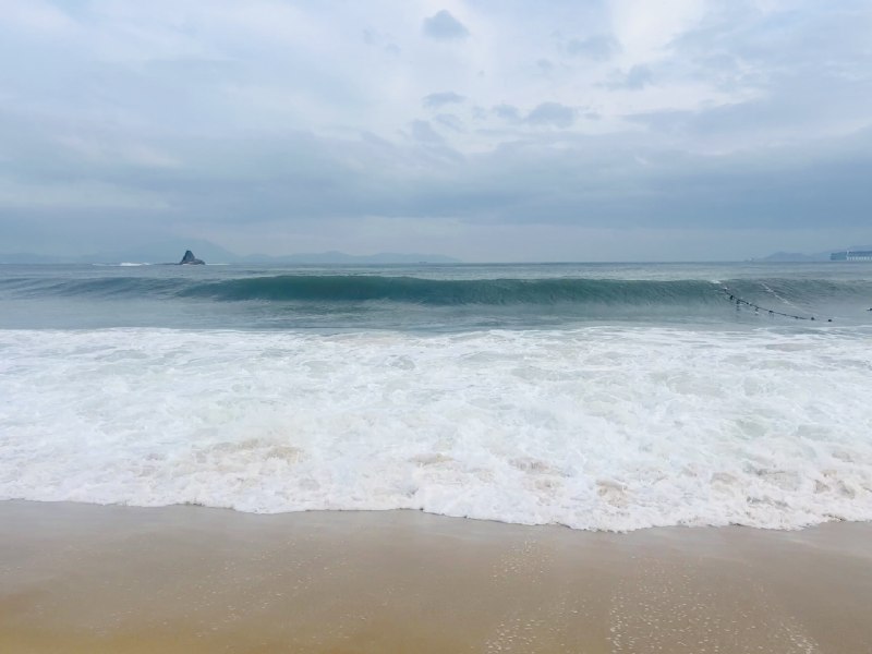 来大梅沙，看海浪拍打，相当解压