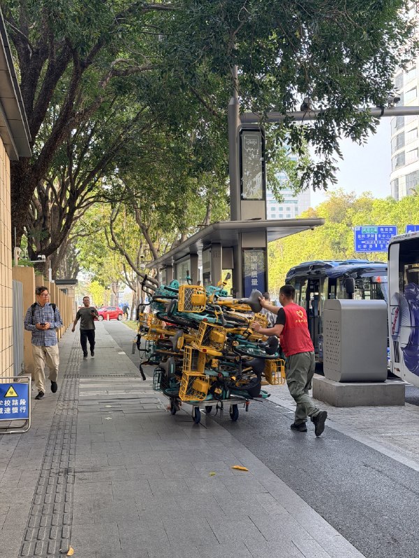 第一眼以为是美团或滴滴连共享单车也搞起降本增笑来了，以前是货拉拉，现在直接手推车