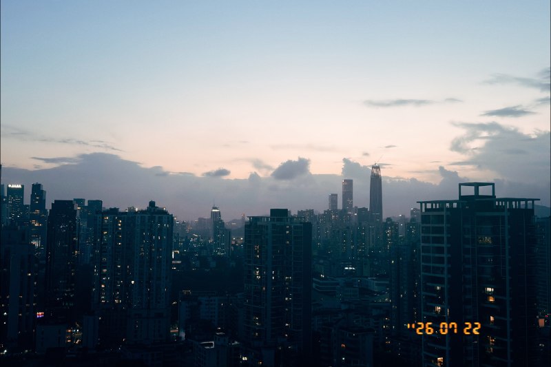 夜幕降临时分，父子俩上顶楼完成 20 分钟跳绳
