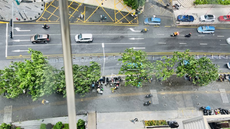台风天这么大的风雨，东哥的兄弟们还在穿梭在路上，今天可真玩命呀，东子给兄弟们涨配送费了吗？via Memos