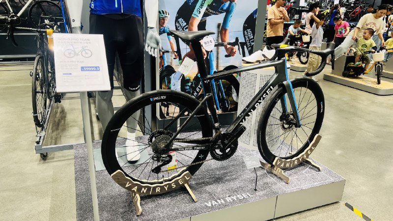 昨天在迪卡侬买了辆14寸的儿童自行车，带辅助轮的，买完就在大沙河快乐骑行了一圈