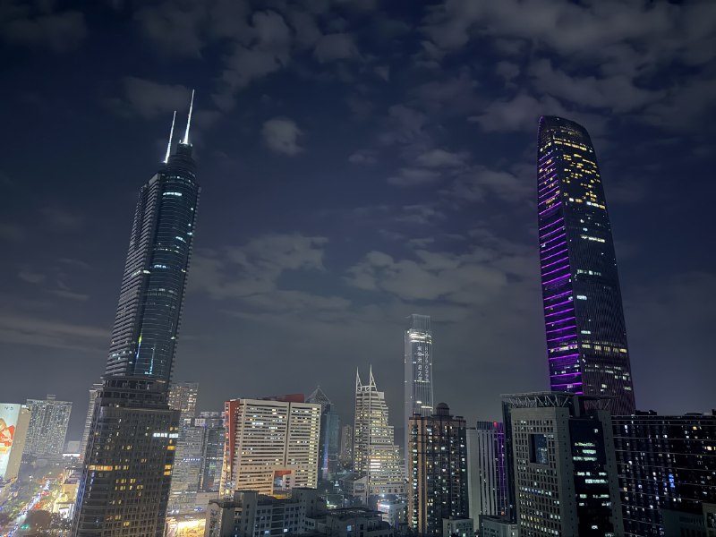 #相册 爬完楼到楼顶拉伸一下，还有地王大厦和京基100的灯光为伴