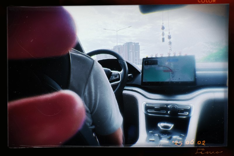 兔崽子在后排用我手机拍的照片，可能这就是他目前日常的视角吧