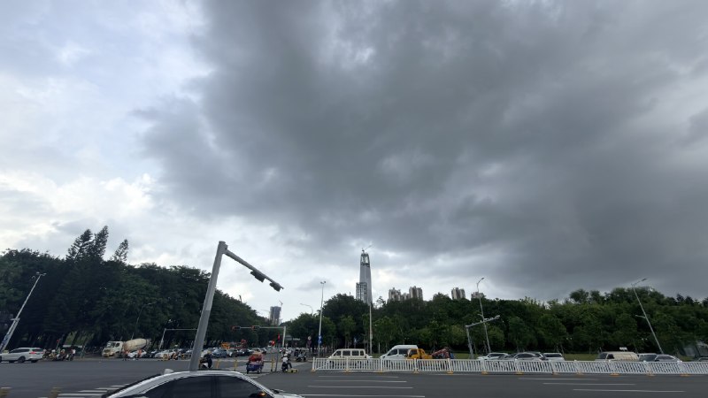 这雨真墨迹，乌龙笼罩过来，飘起几滴，似下非下