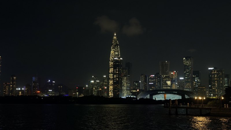 第一次 4+2 夜骑深圳湾，下班后回家开车过去，遇上晚高峰滨河大道有些堵，车停在深圳湾公园 1 号停车场，顺便充个电
