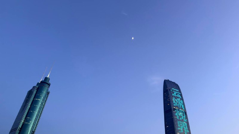 今晚下班后继续跟安安上楼顶进行 20 分钟跳绳，上到楼顶天还没黑，抬头还可以看到弯弯的月亮，给地王大厦、京基 100 和月亮合个影